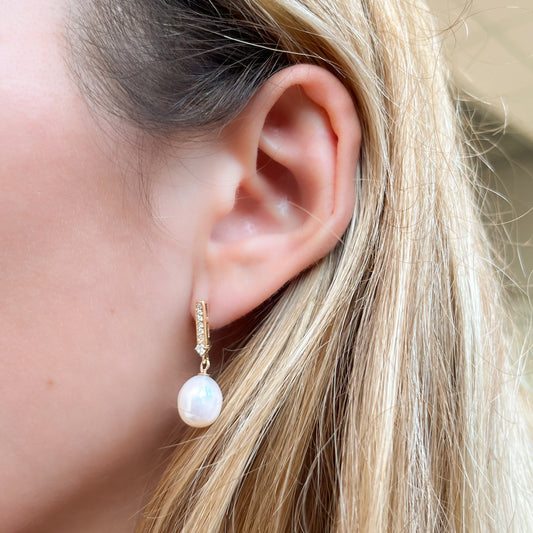 Pendientes Largos Perla con Diamantes Creados de 0,186 Quilates en Oro Amarillo