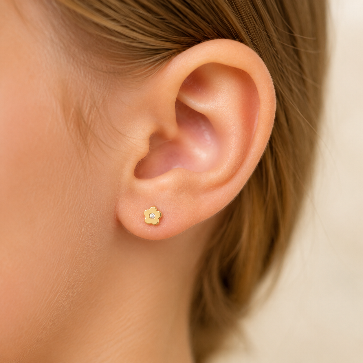 Pendientes Niña Flor de Oro de 9 Quilates con Diamantes