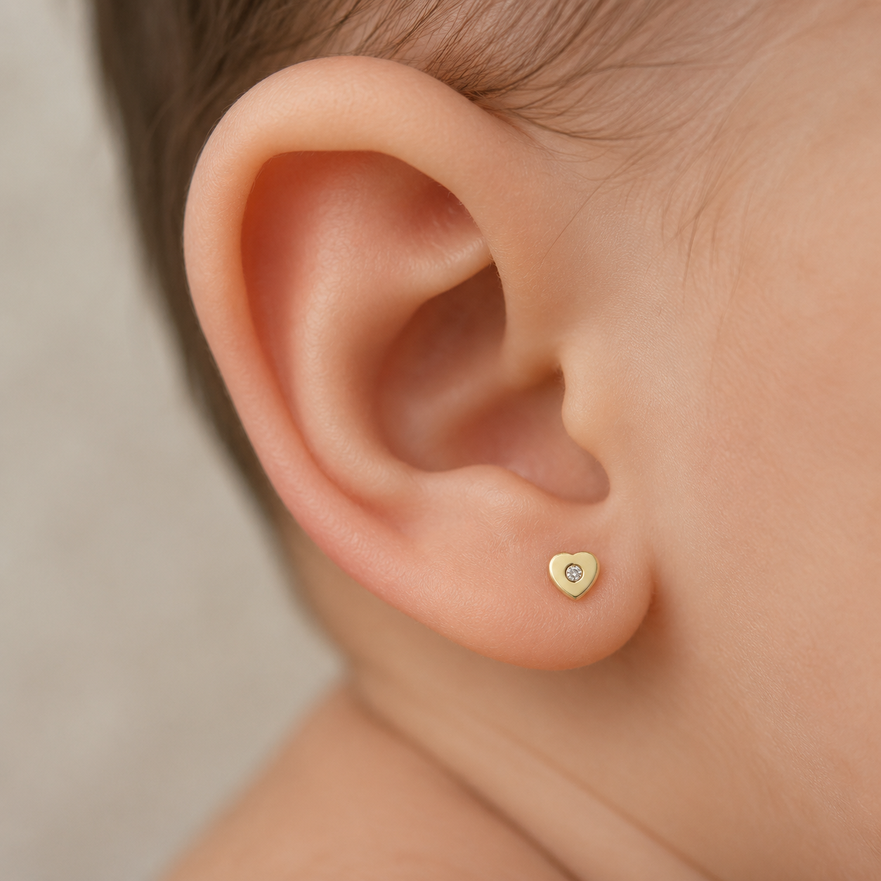 Pendientes Bebé Corazón de Oro de 9 Quilates con Diamantes
