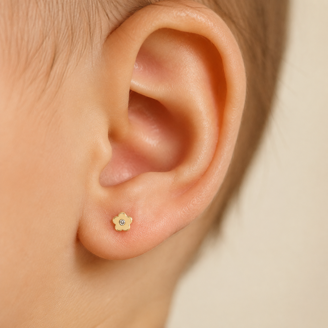 Pendientes Bebé Flor de Oro de 9 Quilates con Diamantes