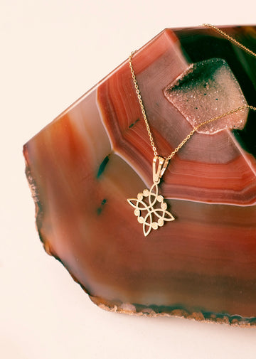 Colgante Nudo de Bruja en Oro Amarillo 9 Kilates