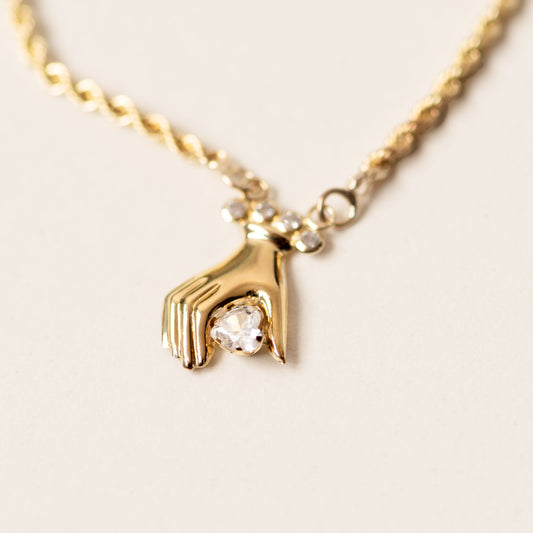 Cadena y Colgante Manos Cordón con Circonita en Oro Amarillo 9 Kilates