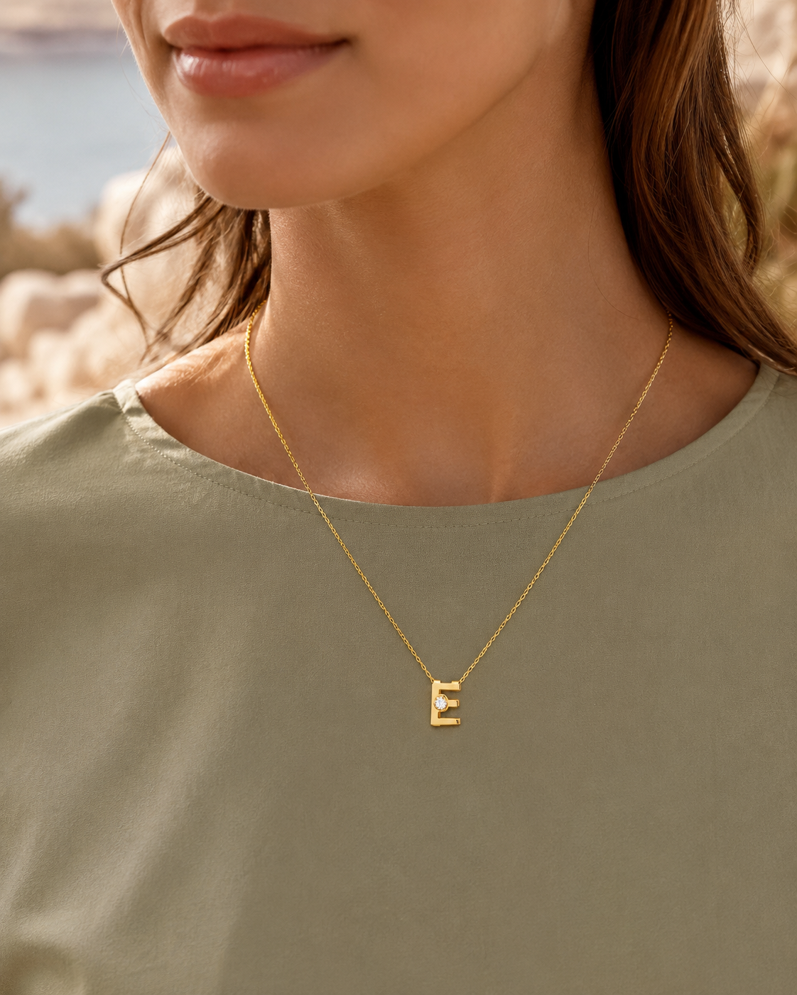 Cadena y Colgante Essenza Letra Inicial  Diamante Creado en Oro Amarillo 9 Kilates