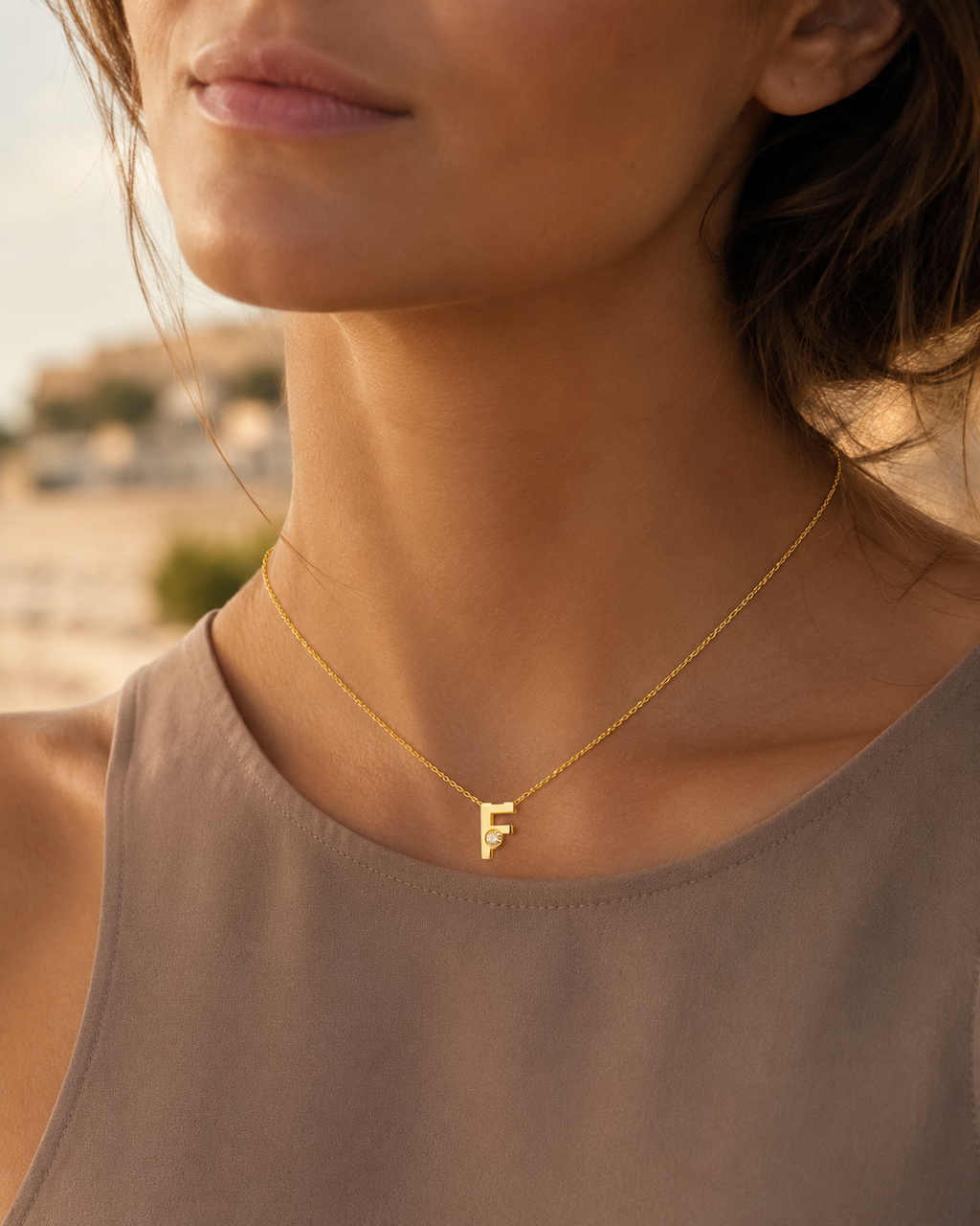 Cadena y Colgante Essenza Letra Inicial  Diamante Creado en Oro Amarillo 9 Kilates