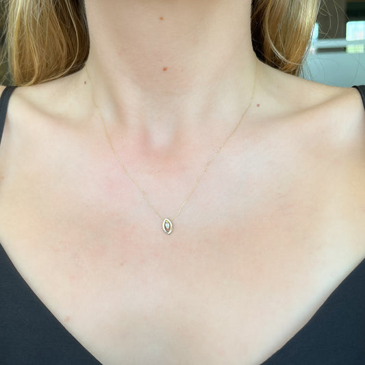 Cadena y Colgante Lágrima Tallada con Circonita Blanca en Oro Amarillo de 9 Kilates