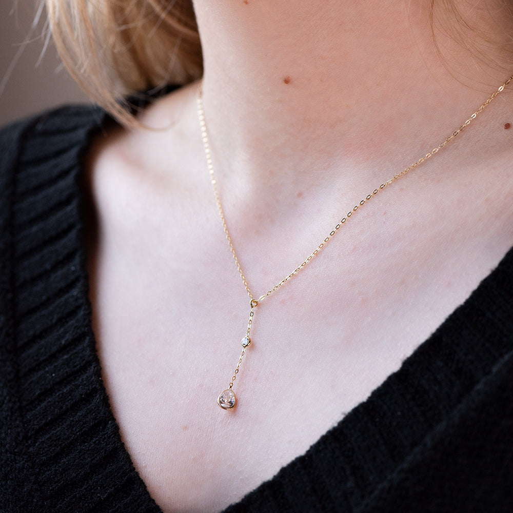Conjunto Allegra Cadena con Colgante y Pendientes en Oro Amarillo de 9 Kilates