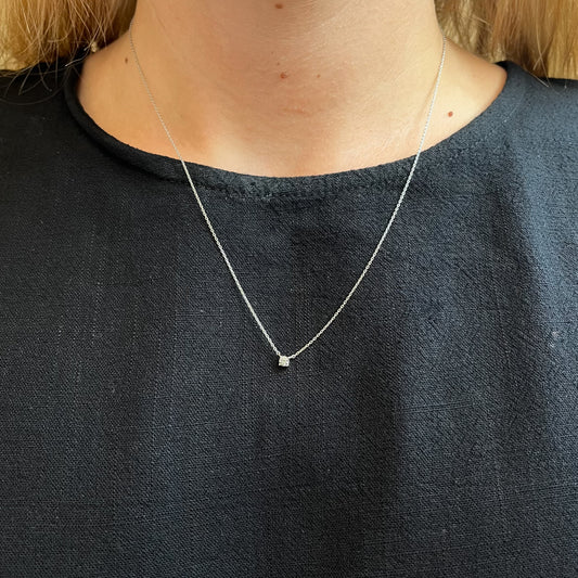 Cadena y Colgante 4 Grapas de Diamante 0.10 Quilates en Platino