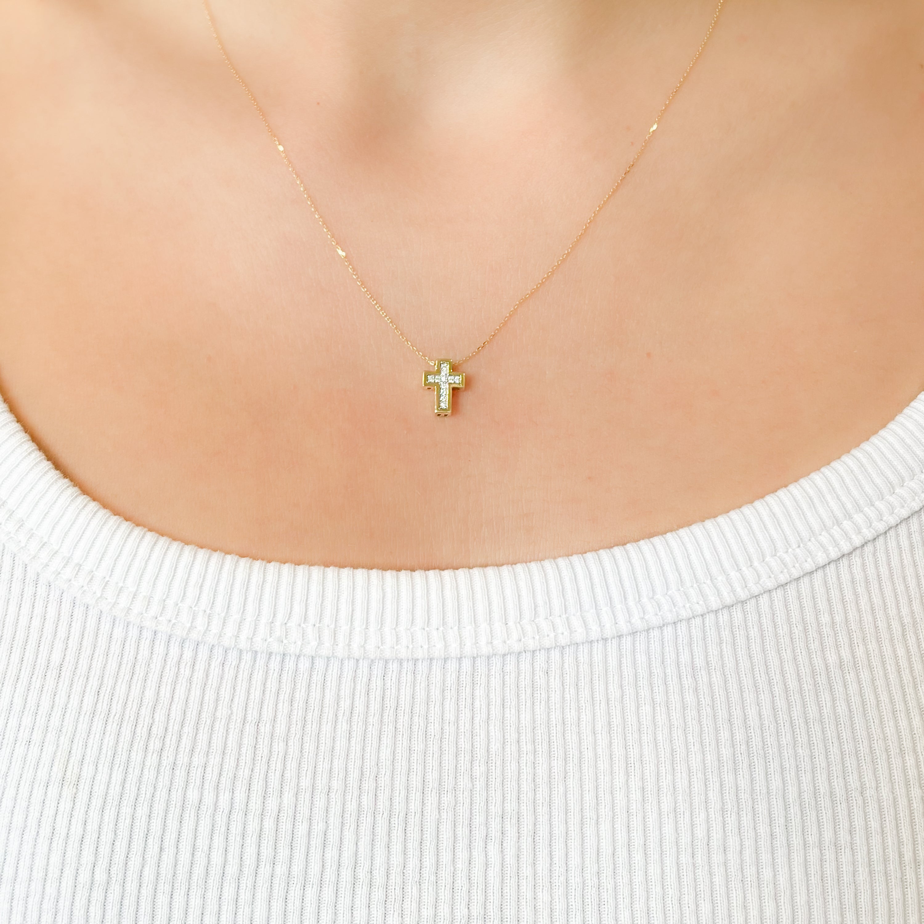 Colgante Cruz de Oro de 18 Quilates con Diamantes