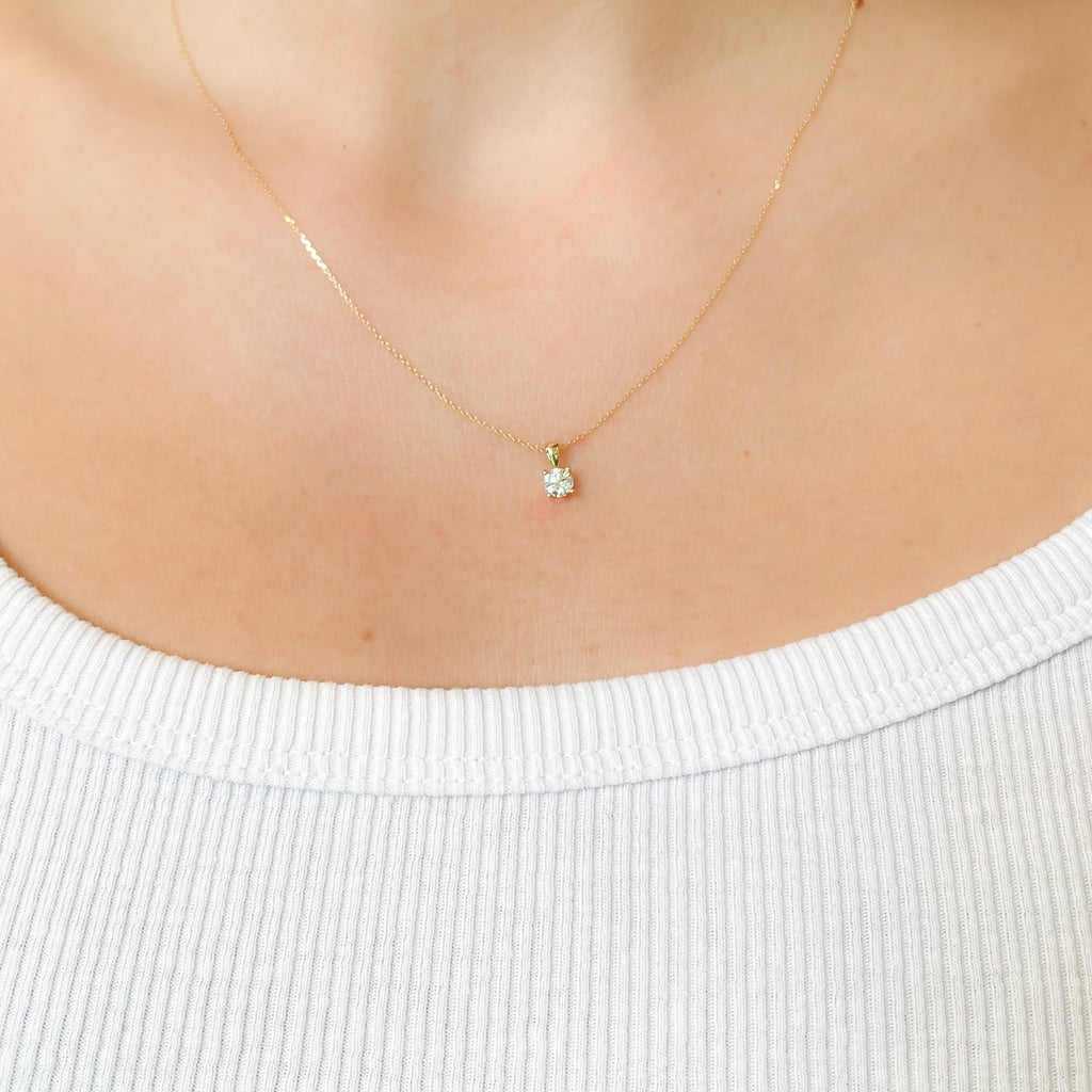 Gargantilla de Oro de 18 Quilates con Diamante Solitario