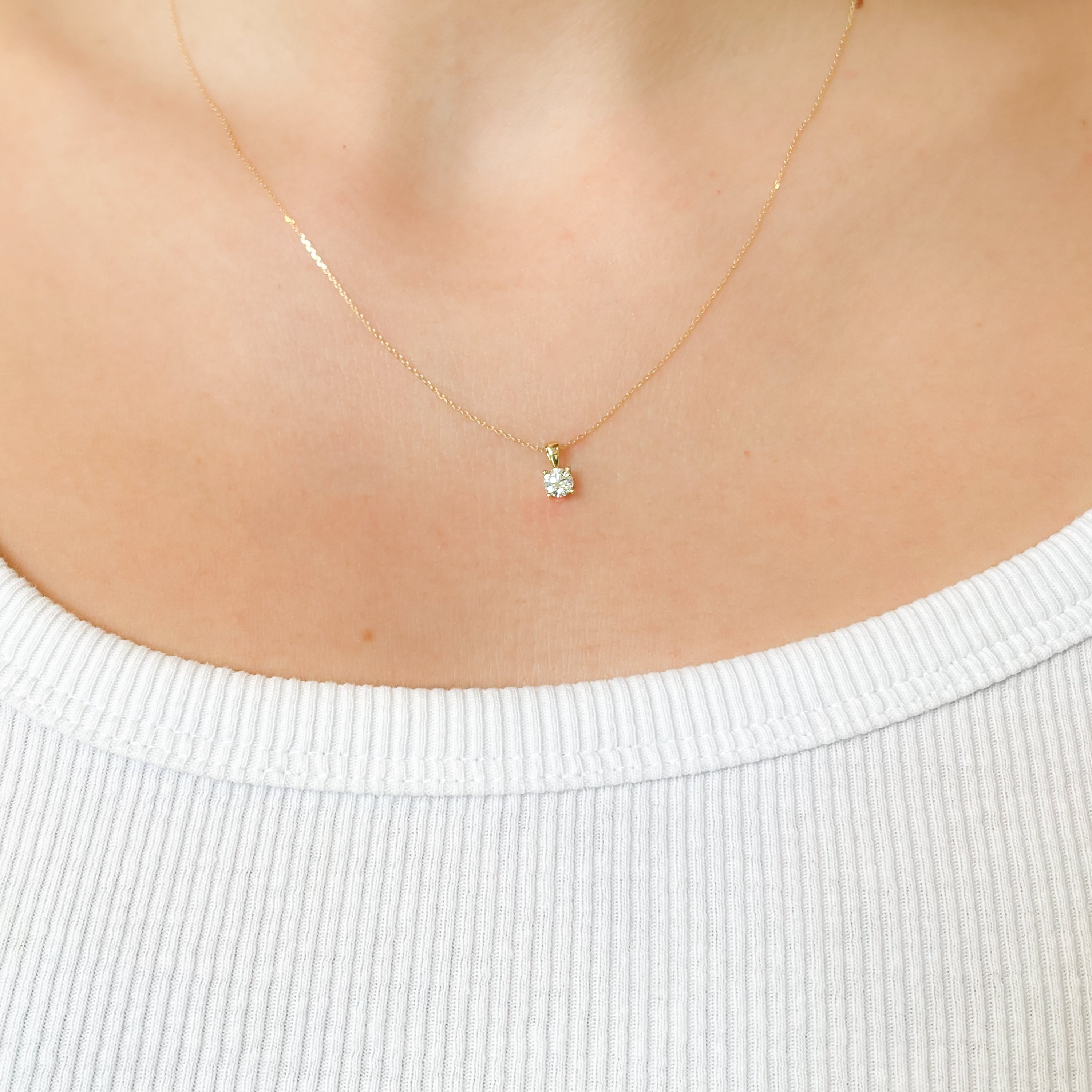 Gargantilla de Oro de 18 Quilates con Diamante Solitario
