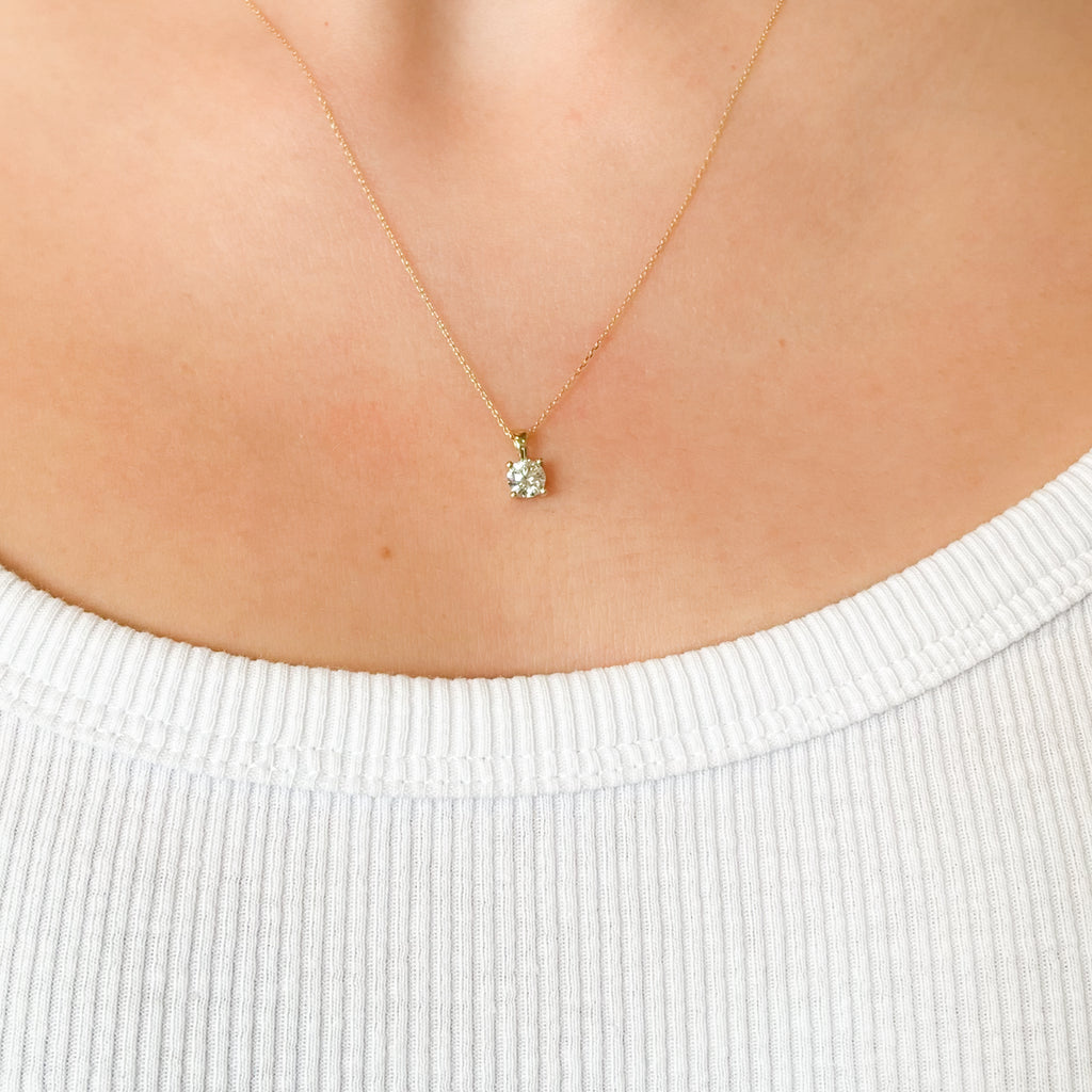 Gargantilla Solitario de Oro de 18 Quilates con Diamante