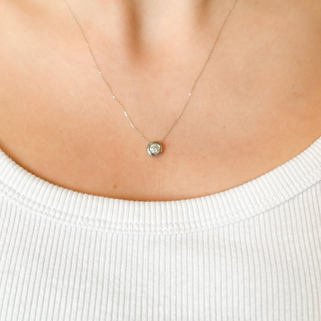 Gargantilla de Oro de 18 Quilates con Diamante