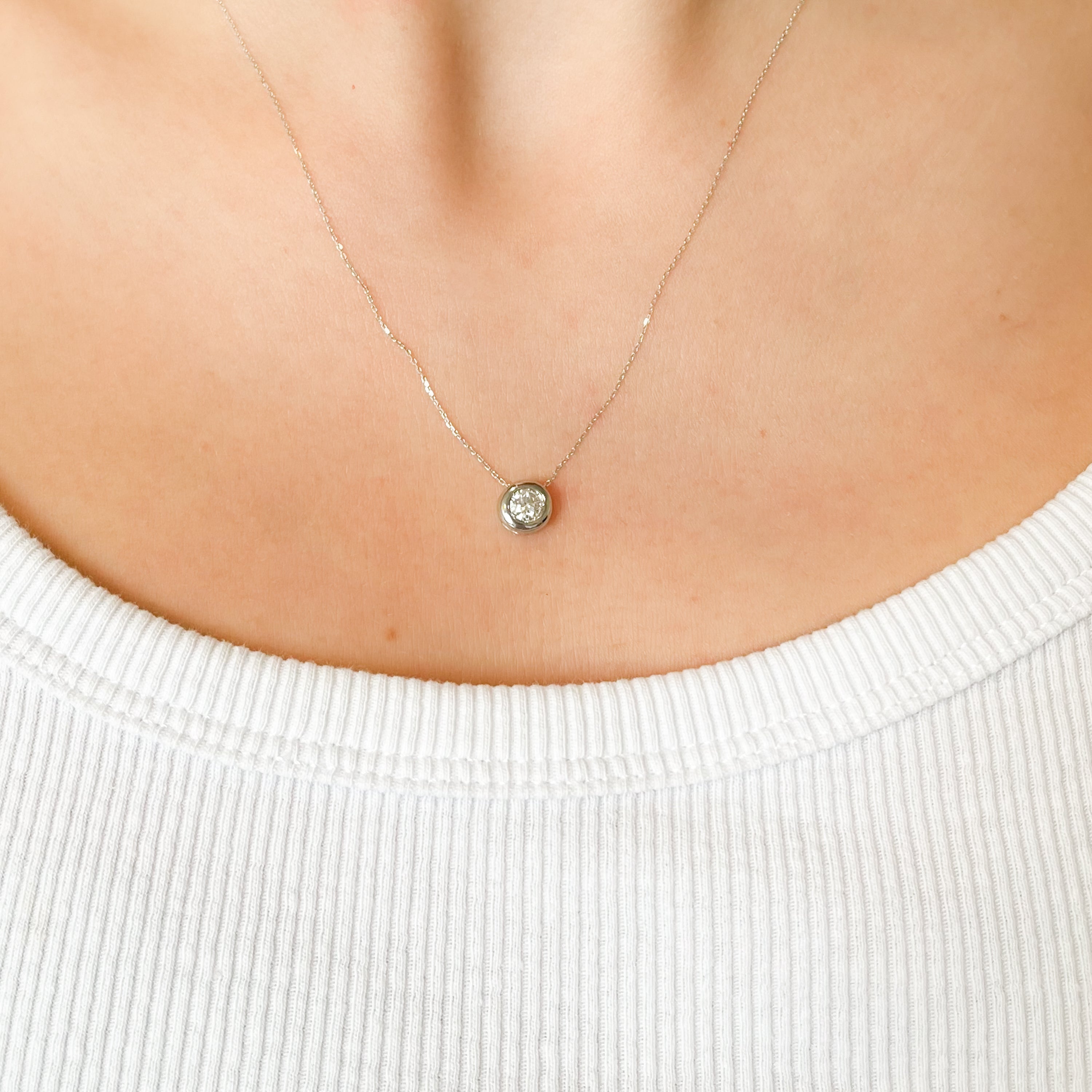 Gargantilla de Oro de 18 Quilates con Diamante