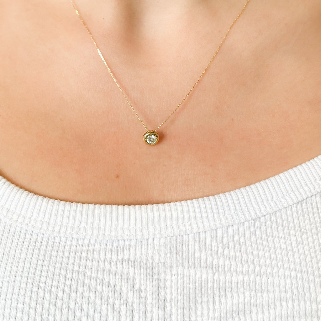 Gargantilla de Oro de 18 Quilates con Diamante