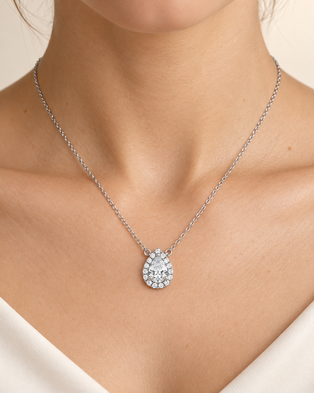 Gargantilla Gota de Plata de Ley 925 con Moissanita, detalle de la joya puesta