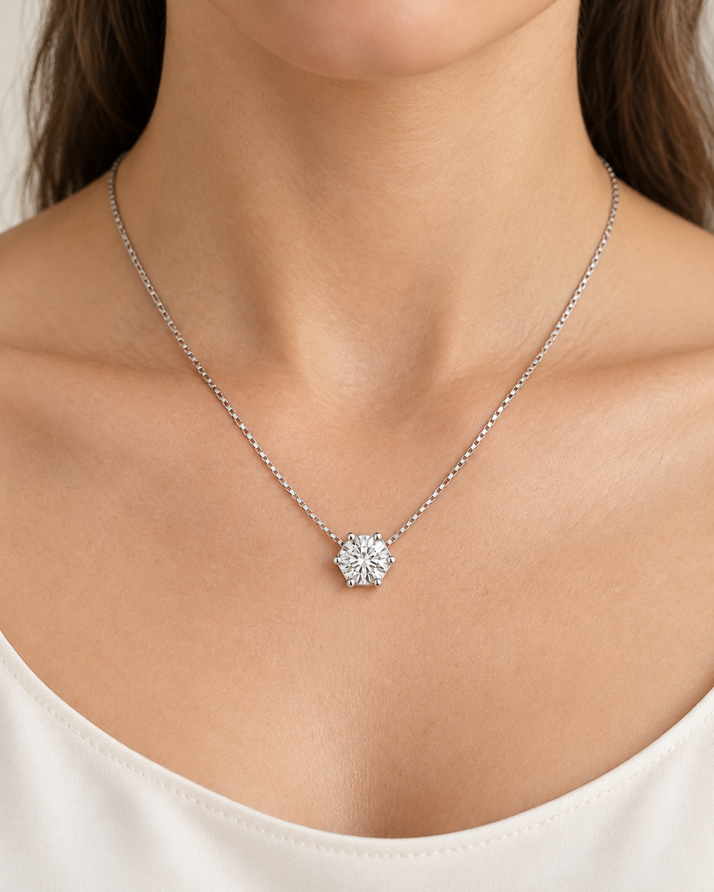 Gargantilla de Plata de Ley 925 con Moissanita en Grapa, detalle de la joya puesta