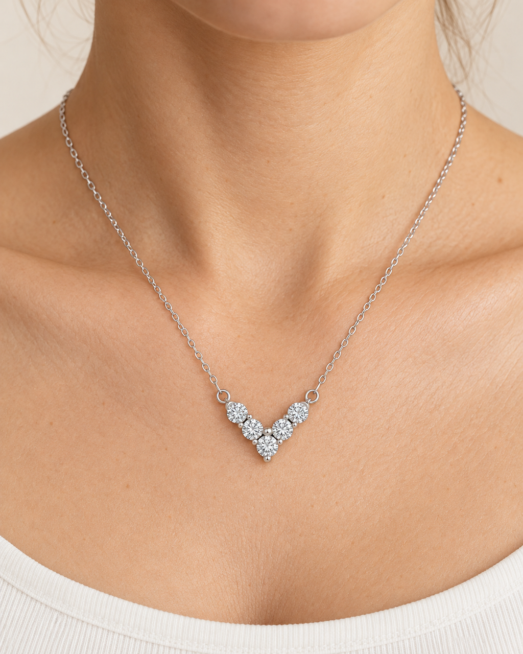 Gargantilla de Plata de Ley 925 con Moissanita Pequeña, detalle de la joya puesta