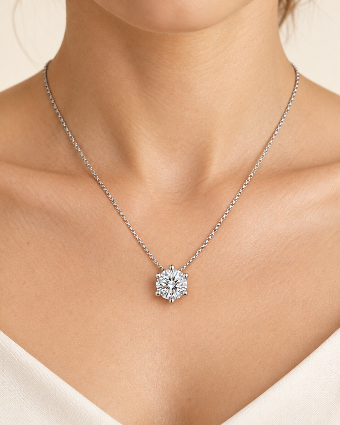 Gargantilla de Plata de Ley 925 con Moissanita Grande en Grapa, detalle de la joya puesta