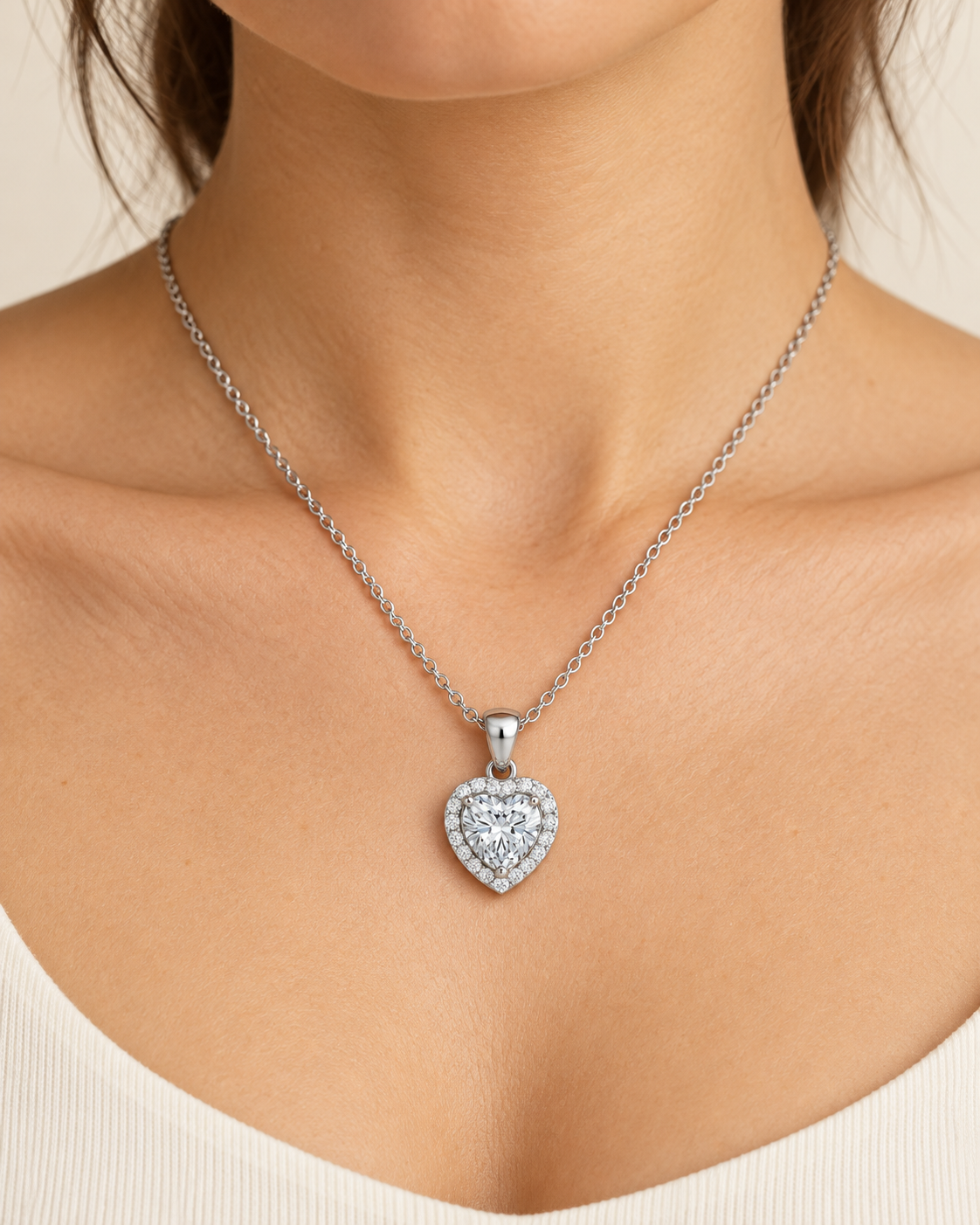 Gargantilla Corazón de Plata de Ley 925 con Moissanita, detalle de la joya puesta