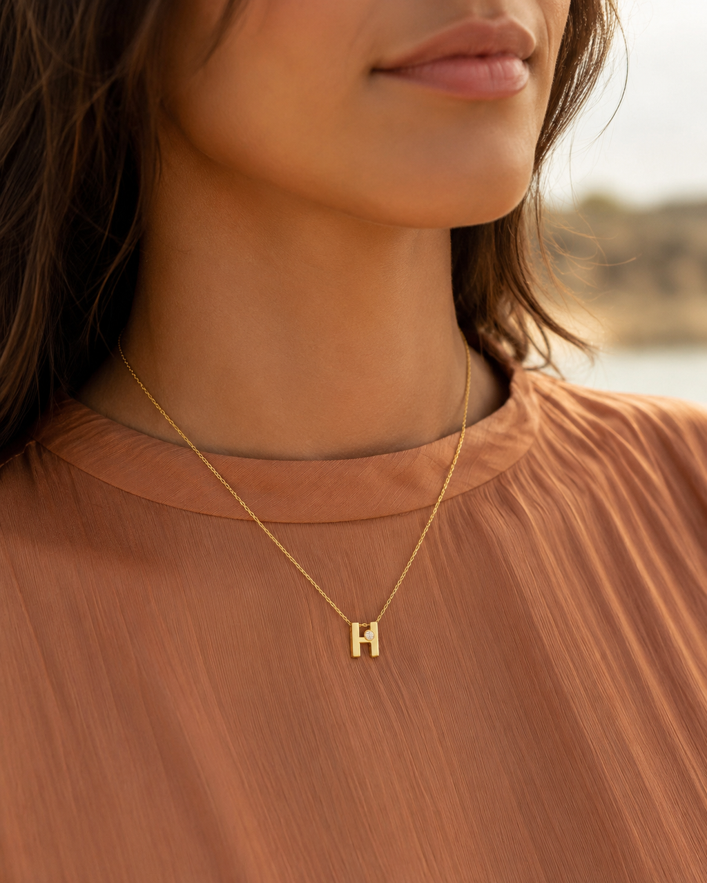 Cadena y Colgante Essenza Letra Inicial  Diamante Creado en Oro Amarillo 9 Kilates