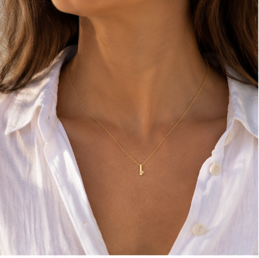 Cadena y Colgante Essenza Letra Inicial  Diamante Creado en Oro Amarillo 9 Kilates