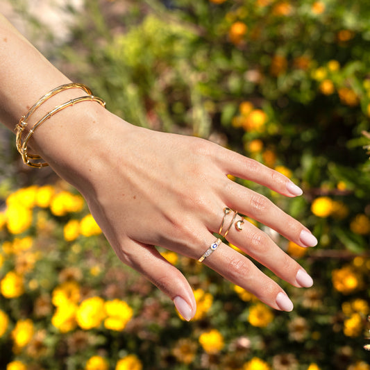 Anillo Circonita Zafiro y Circonitas Blancas en Oro Amarillo de 9 Kilates