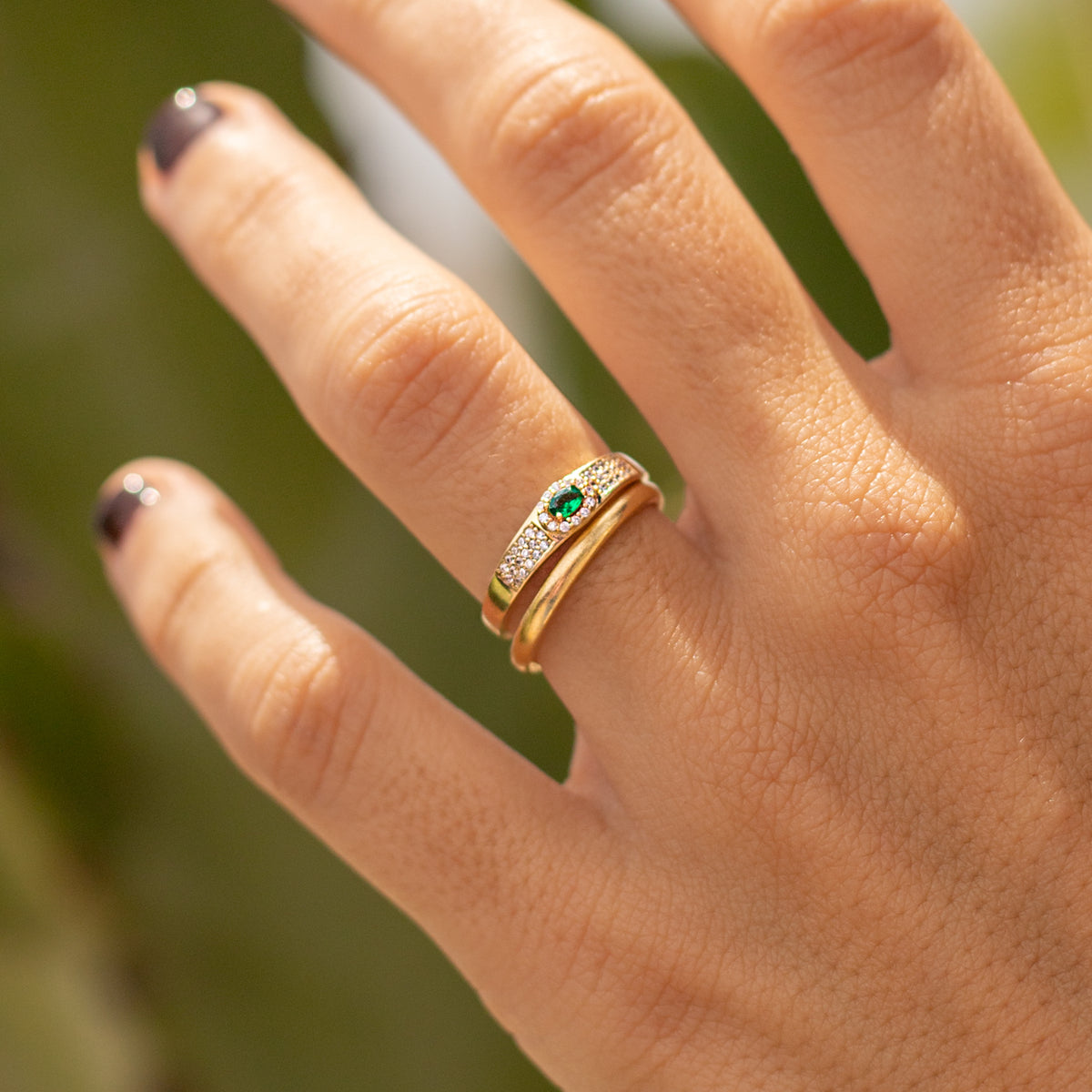 Anillo Circonita Esmeralda y con Circonita Blancas en Oro Amarillo de 9 Kilates