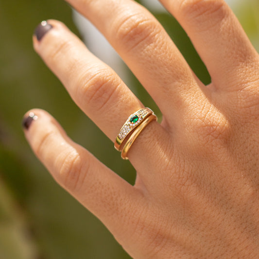 Anillo Circonita Esmeralda y con Circonita Blancas en Oro Amarillo de 9 Kilates