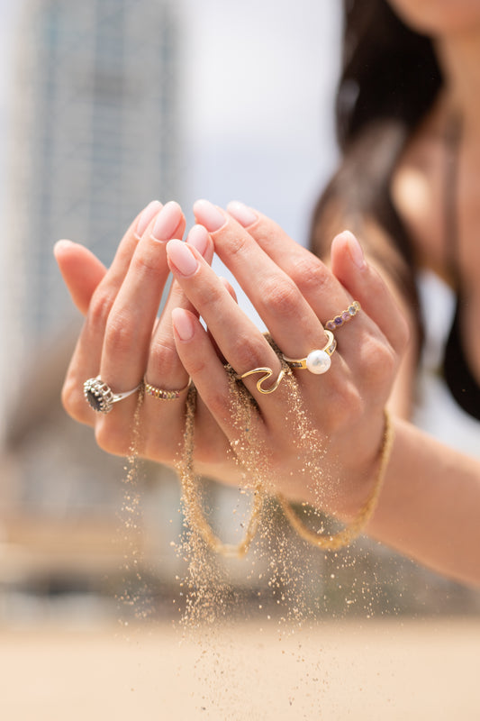 Anillo Caetana con Perla y Circonitas en Oro Amarillo 9 Kilates