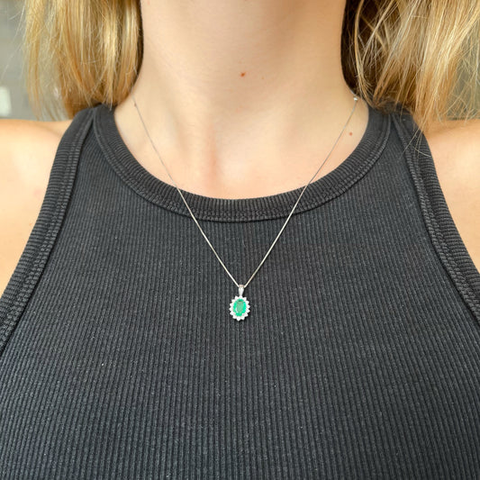 Cadena y colgante Amelie de Esmeralda y Diamantes en Oro Blanco 18 Kilates