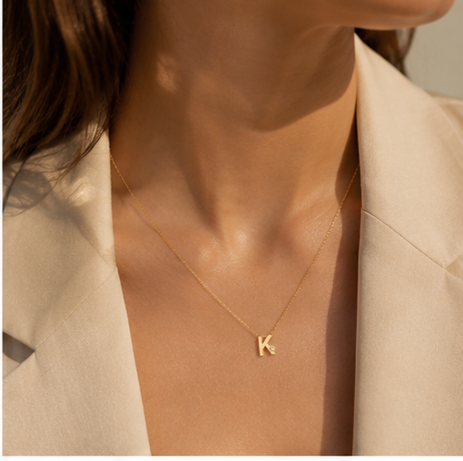 Cadena y Colgante Essenza Letra Inicial  Diamante Creado en Oro Amarillo 9 Kilates
