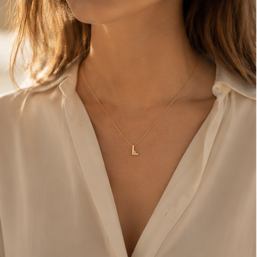 Cadena y Colgante Essenza Letra Inicial  Diamante Creado en Oro Amarillo 9 Kilates