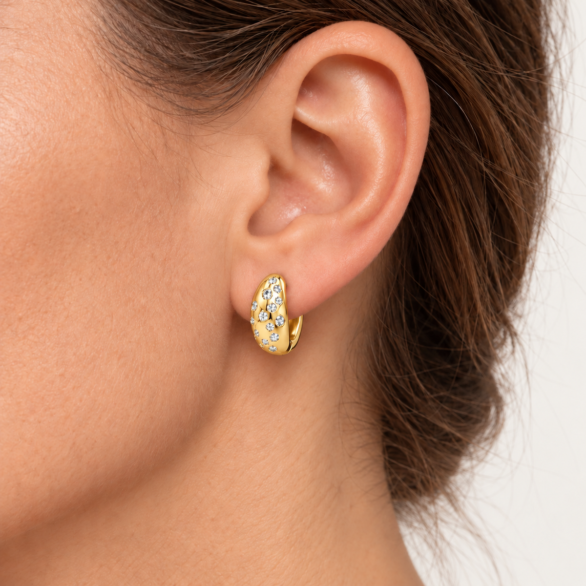 Pendientes Huggie de Estrella con Circonitas Baño Oro 18 Kilates