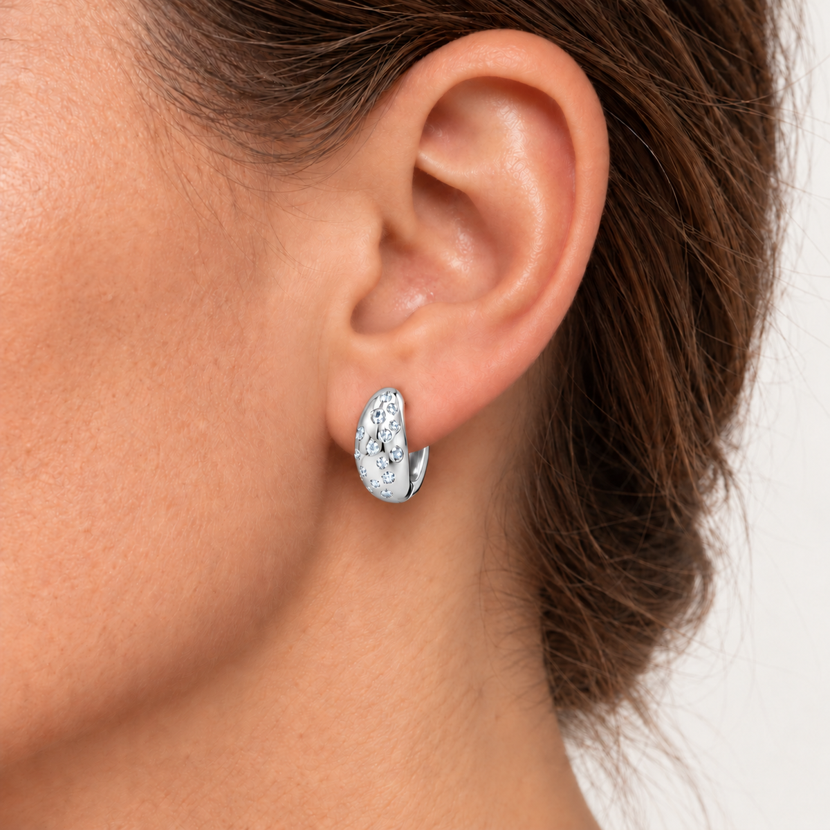 Pendientes Huggie Estrella con Circonitas Baño Oro 18 Kilates