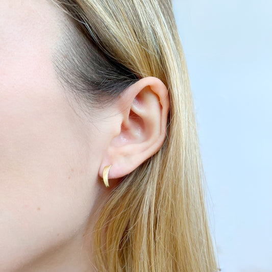 Pendientes Banda Curvada en Oro Amarillo de 9 Kilates