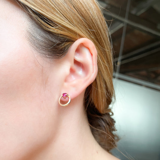 Pendientes Círculo con Circonita Corazón de Rubí en Oro Amarillo 9 Kilates