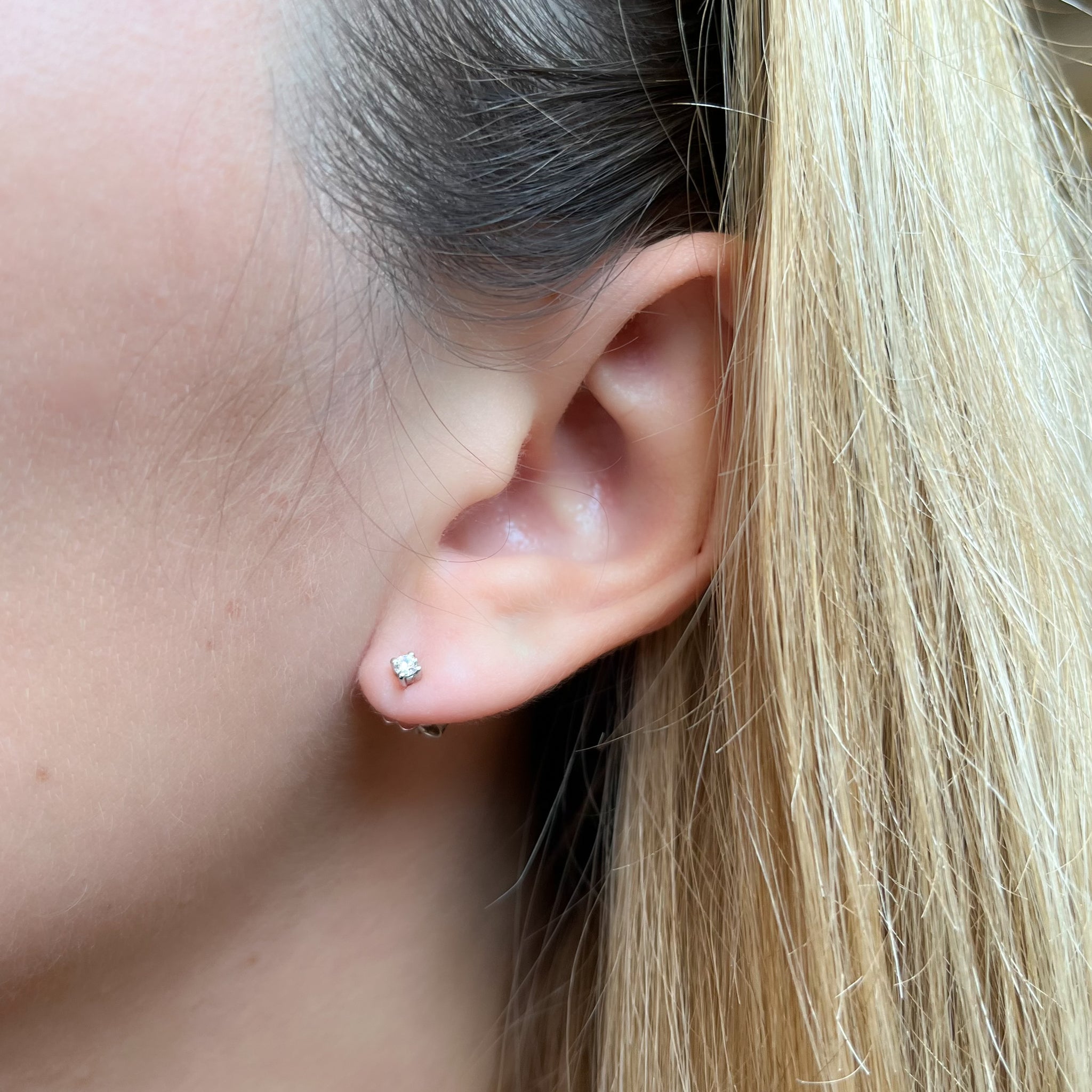 Pendientes 4 Grapas de Diamantes 0.11 Quilates en Platino