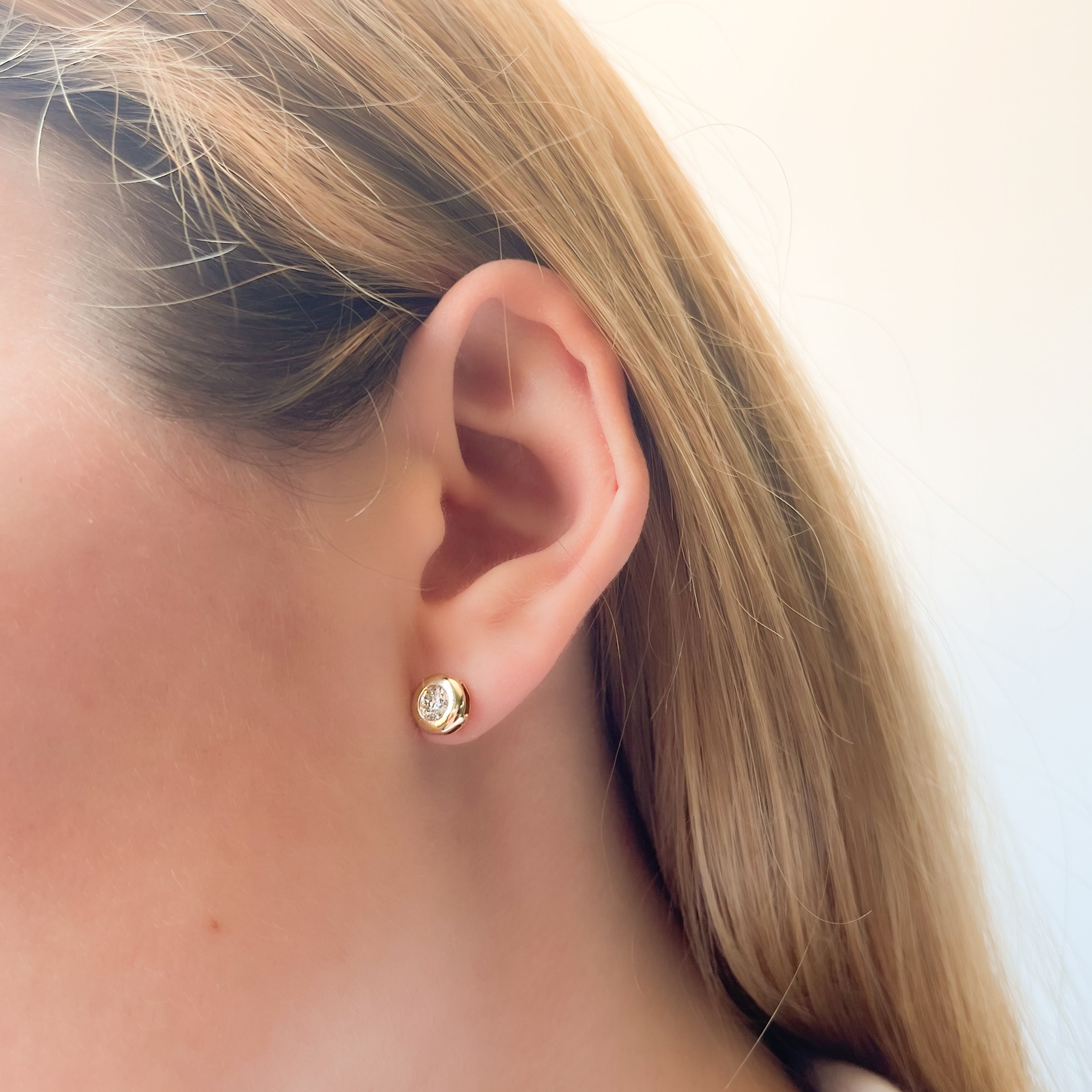 Pendientes de Diamante Redondo de Oro de 18 Quilates