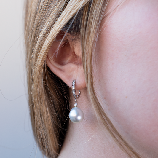 Pendientes Largos con Perlas y Diamantes  0,264 Quilates en Oro Blanco 18 Kilates