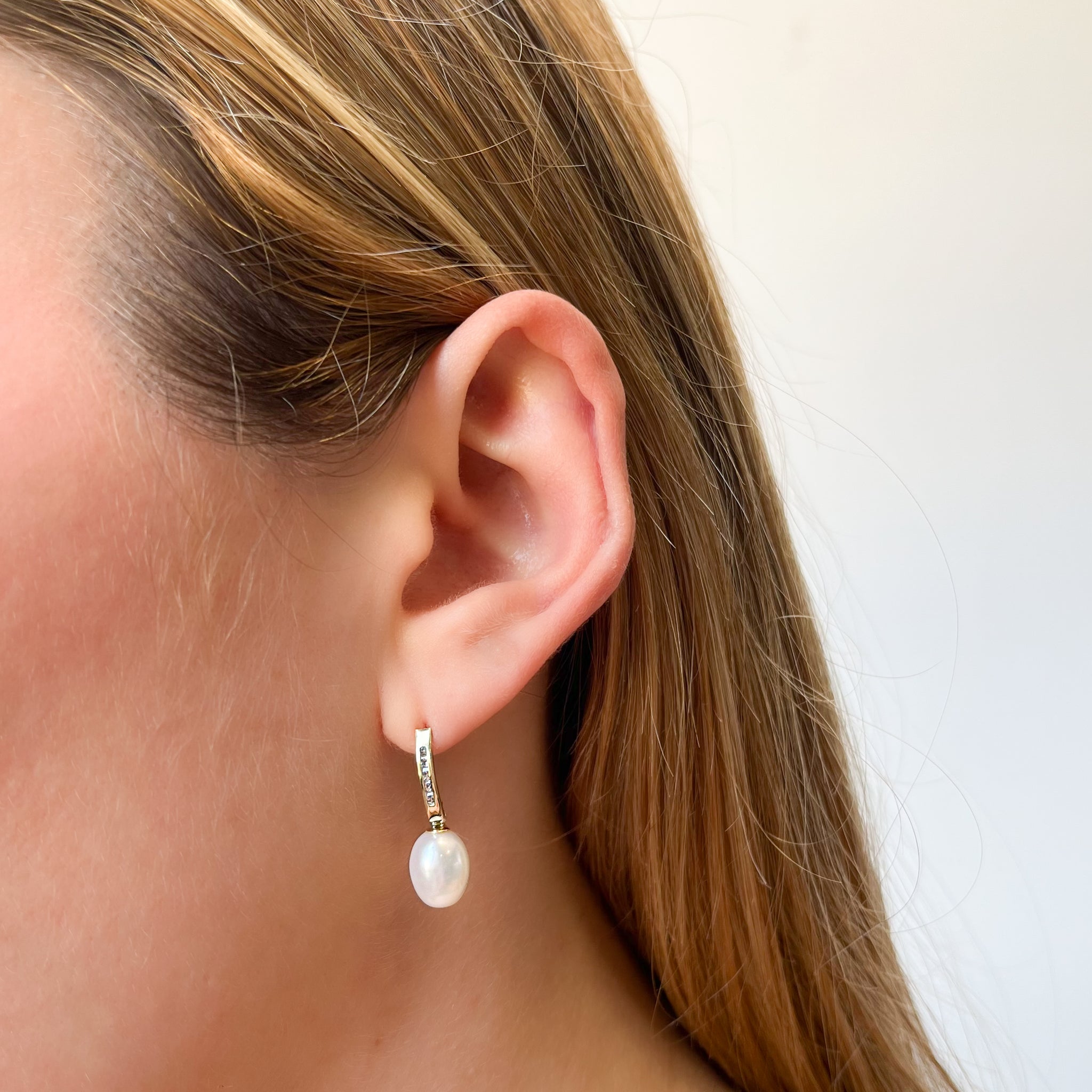Pendientes Largos Perla Pera con Circonitas en Oro Amarillo 9 Kilates