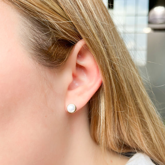 Pendientes Niña Perla Bisel en Oro Amarillo 9 Kilates