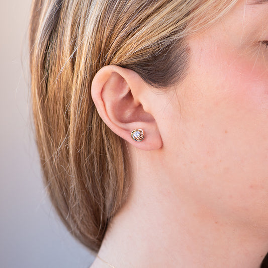 Pendientes Irma Nudo con Circonita (8x8) en Oro Tricolor 9 Kilates