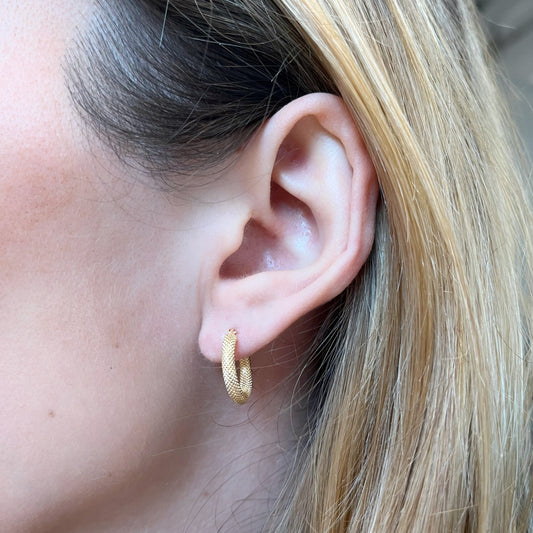 Pendientes de Aro Grabado 10x2.6 mm en Oro Amarillo 9 Kilates