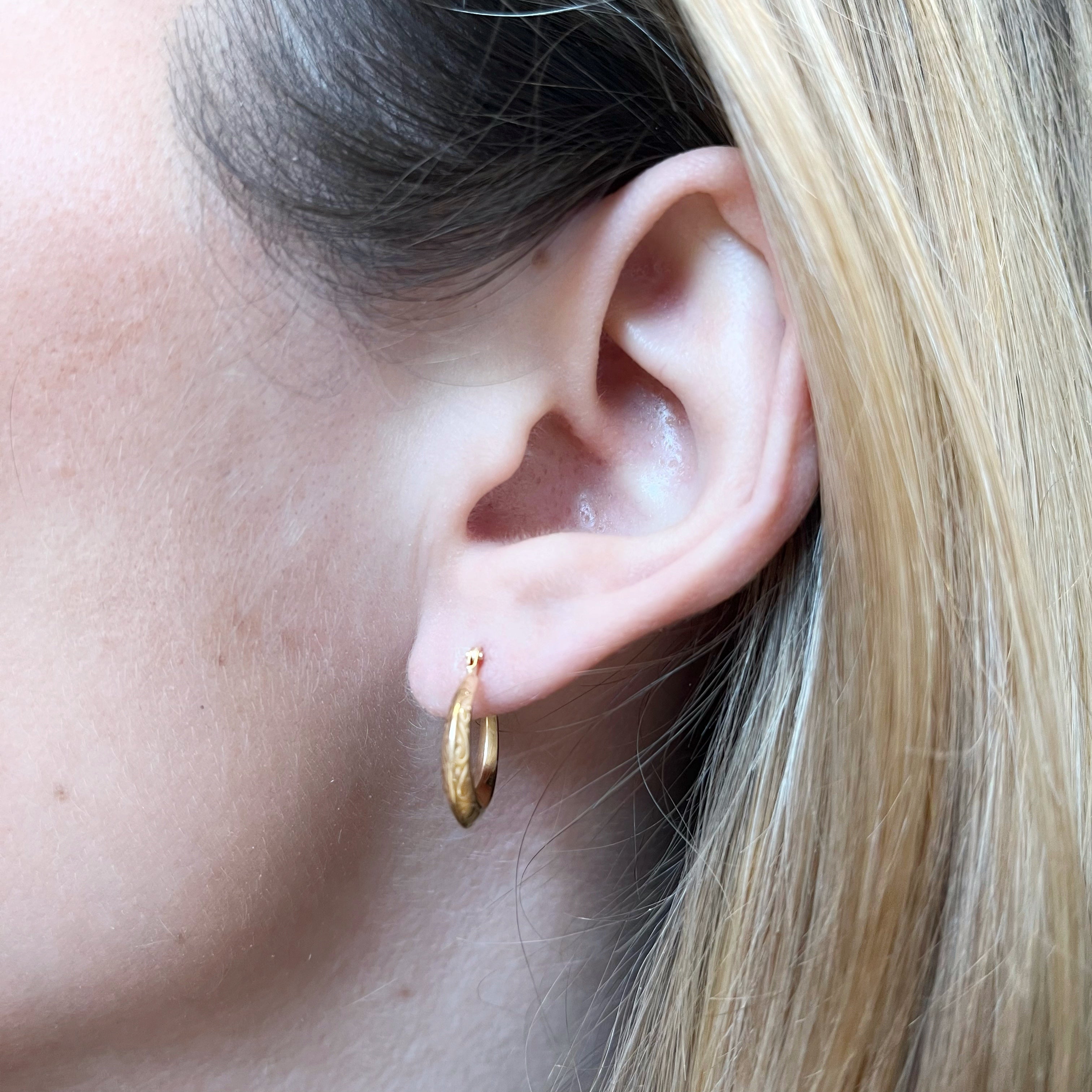 Pendientes Criolla Grabada de Oro de 9 Quilates