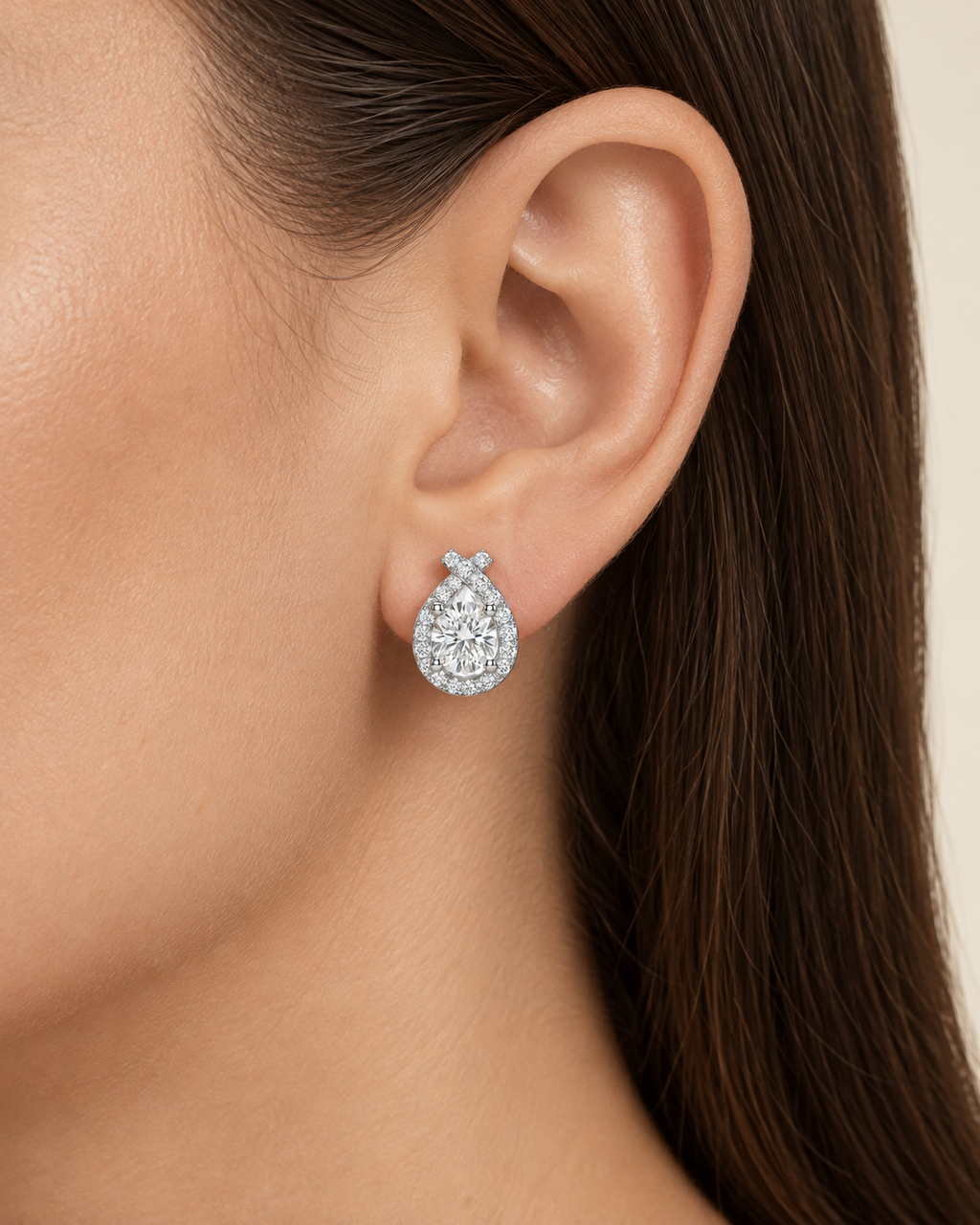 Pendientes Gota de Plata de Ley 925 con Moissanita, detalle de la joya puesta