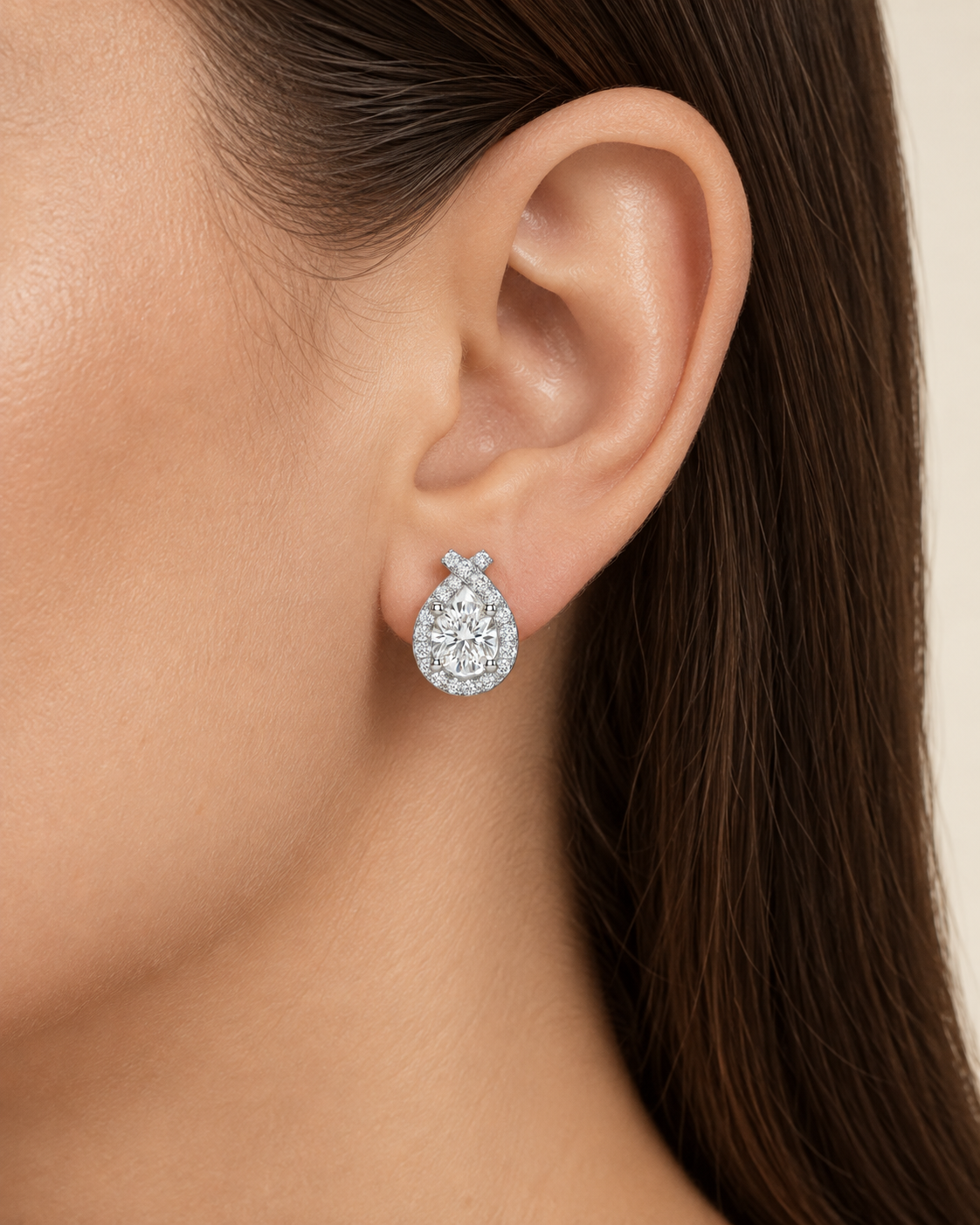 Pendientes Gota de Plata de Ley 925 con Moissanita, detalle de la joya puesta