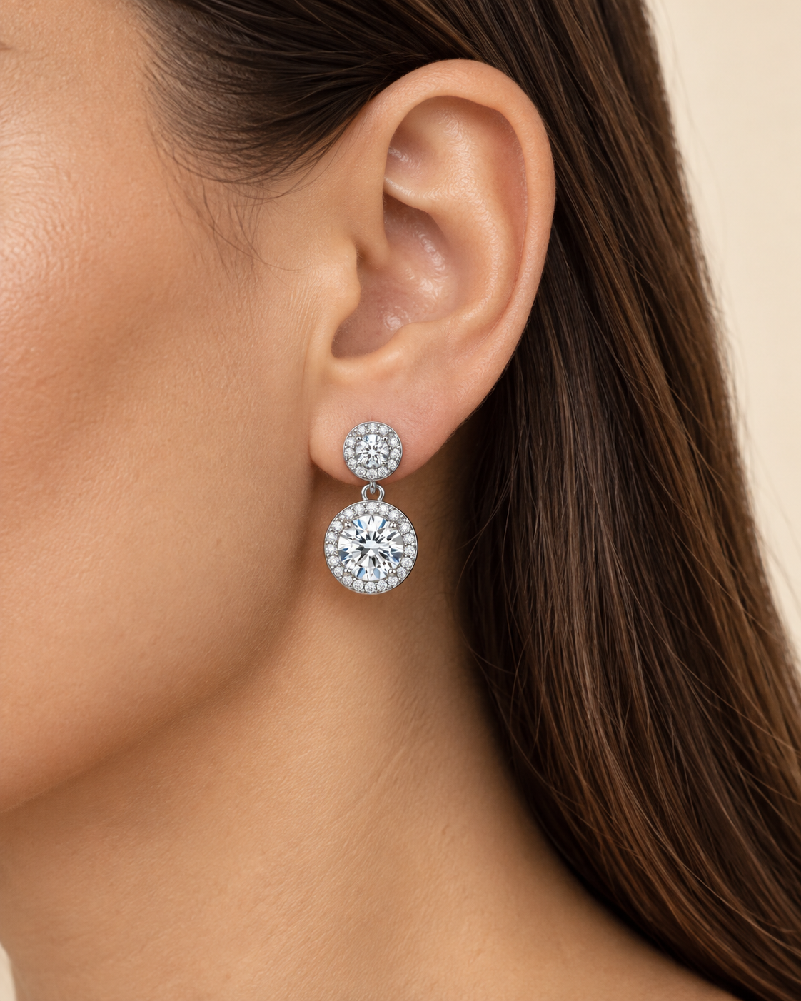 Pendientes Largos de Plata de Ley 925 con Moissanita Grande, detalle de la joya puesta