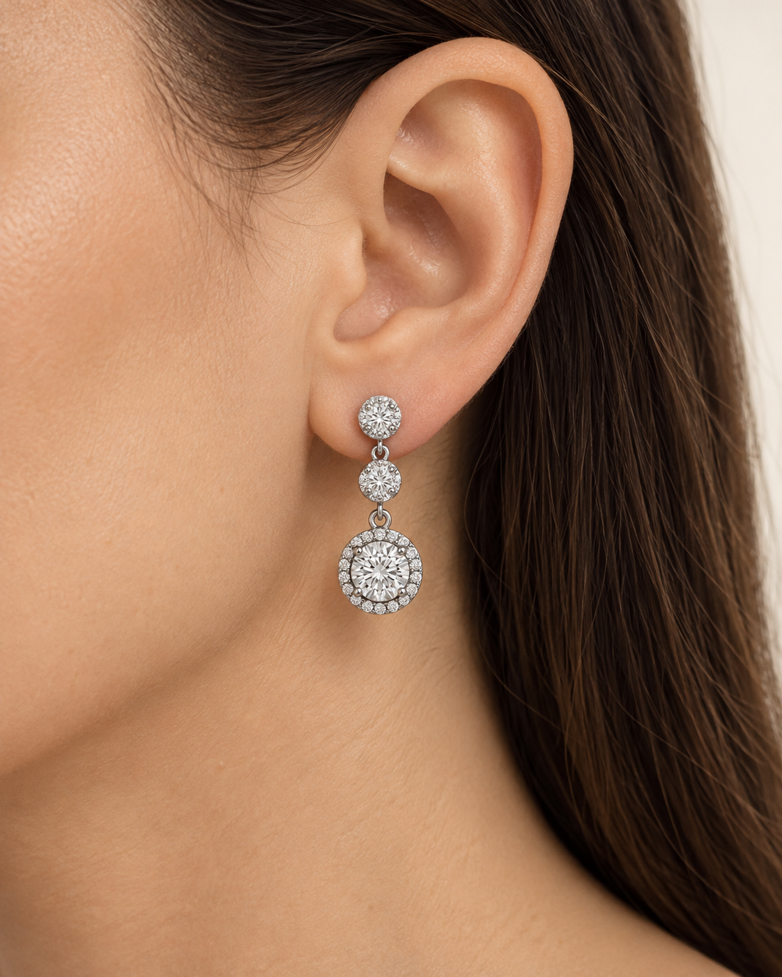 Pendientes Largos de Plata de Ley 925 con Moissanita, detalle de la joya puesta