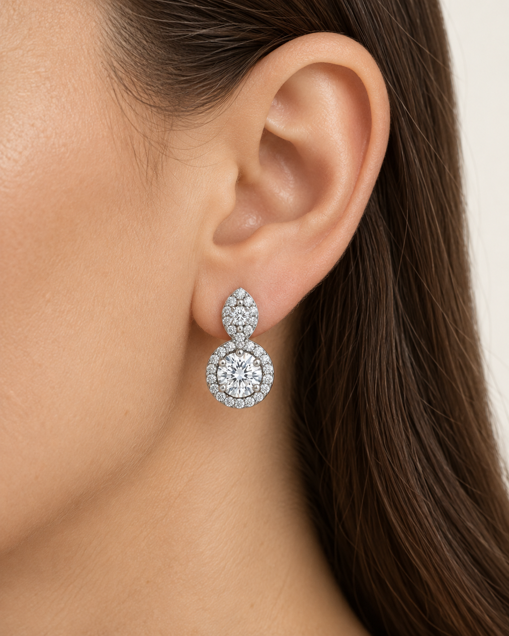 Pendientes Largos de Plata de Ley 925 con Moissanita, detalle de la joya puesta