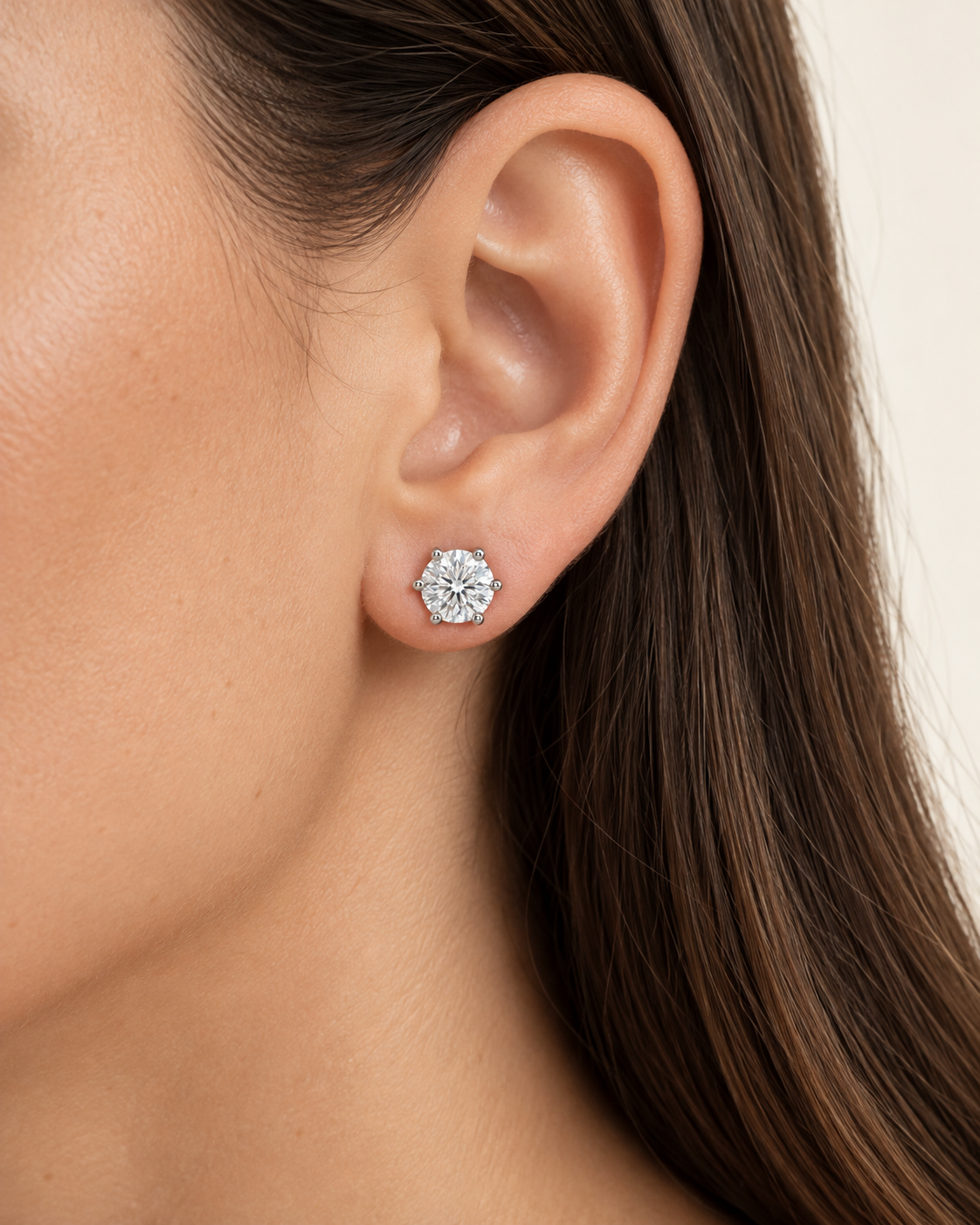 Pendientes de Grapa de Plata de Ley 925 con Moissanita, detalle de la joya puesta